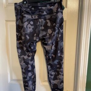 Athleta Lightning Camo 7/8 Leggings Black Gray Size Large